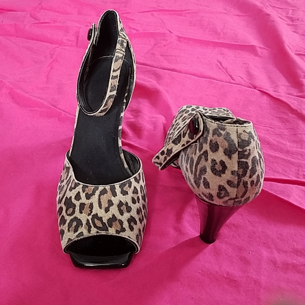 Leopard Print Aerosoles Like New open toe heels